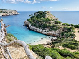 Perto da praia, areia branca, serviço de traslado de/para a praia 
