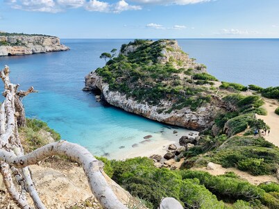  Hostal Cala Llombards