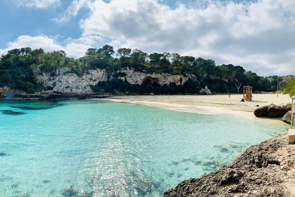Beach nearby, white sand, beach shuttle, beach volleyball