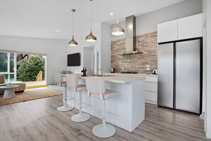 Kühlschrank, Mikrowelle, Geschirrspüler, Toaster