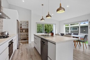 Kühlschrank, Mikrowelle, Geschirrspüler, Toaster