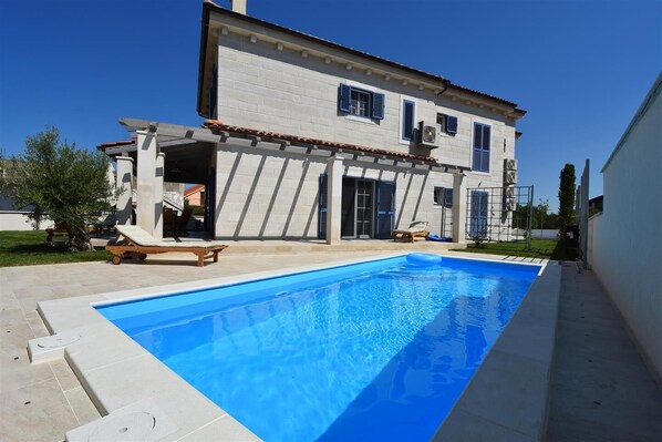 Piscine extérieure, piscine chauffée