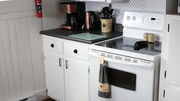 Fridge, oven, stovetop, coffee/tea maker