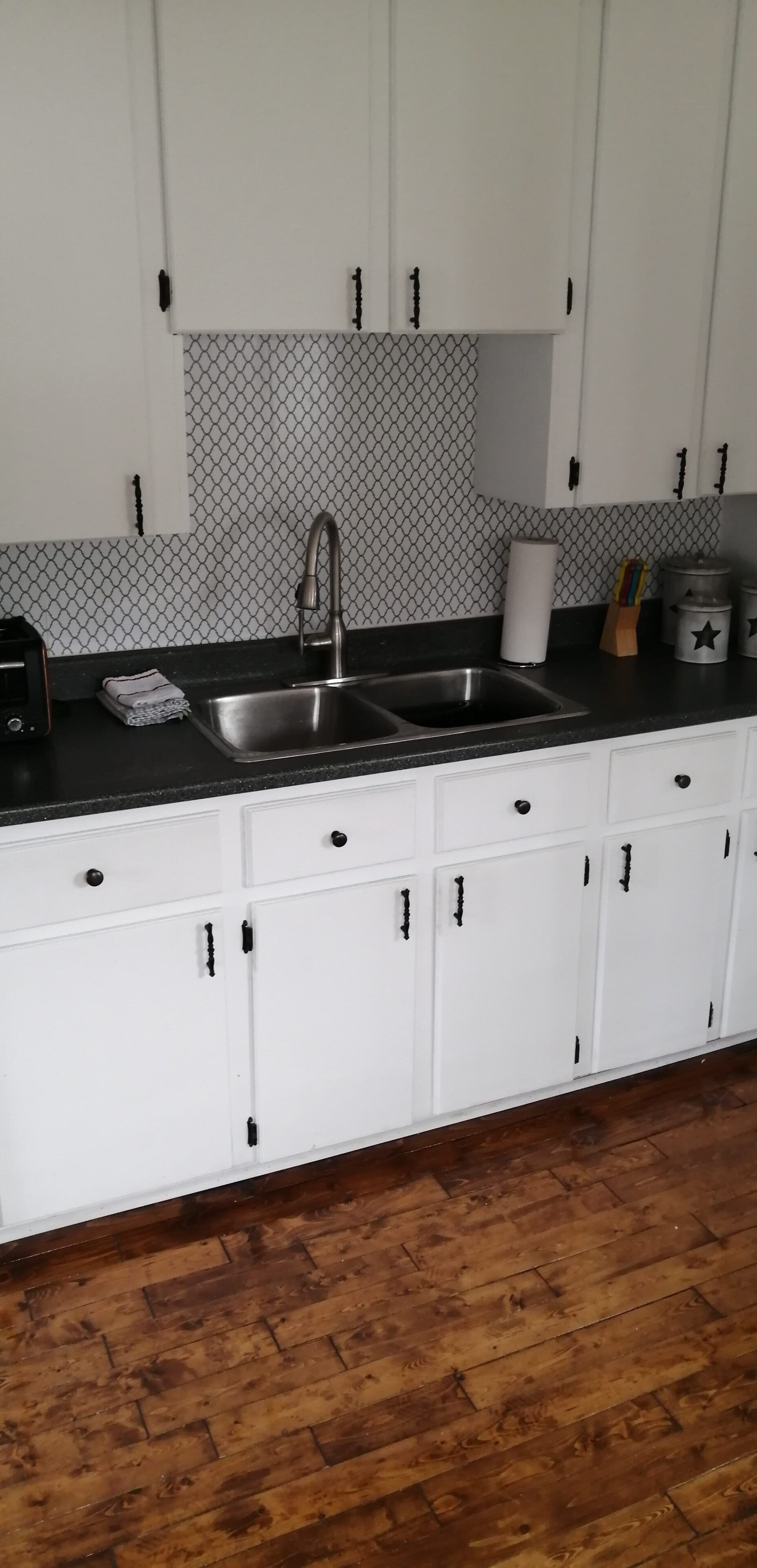 Fridge, oven, stovetop, coffee/tea maker