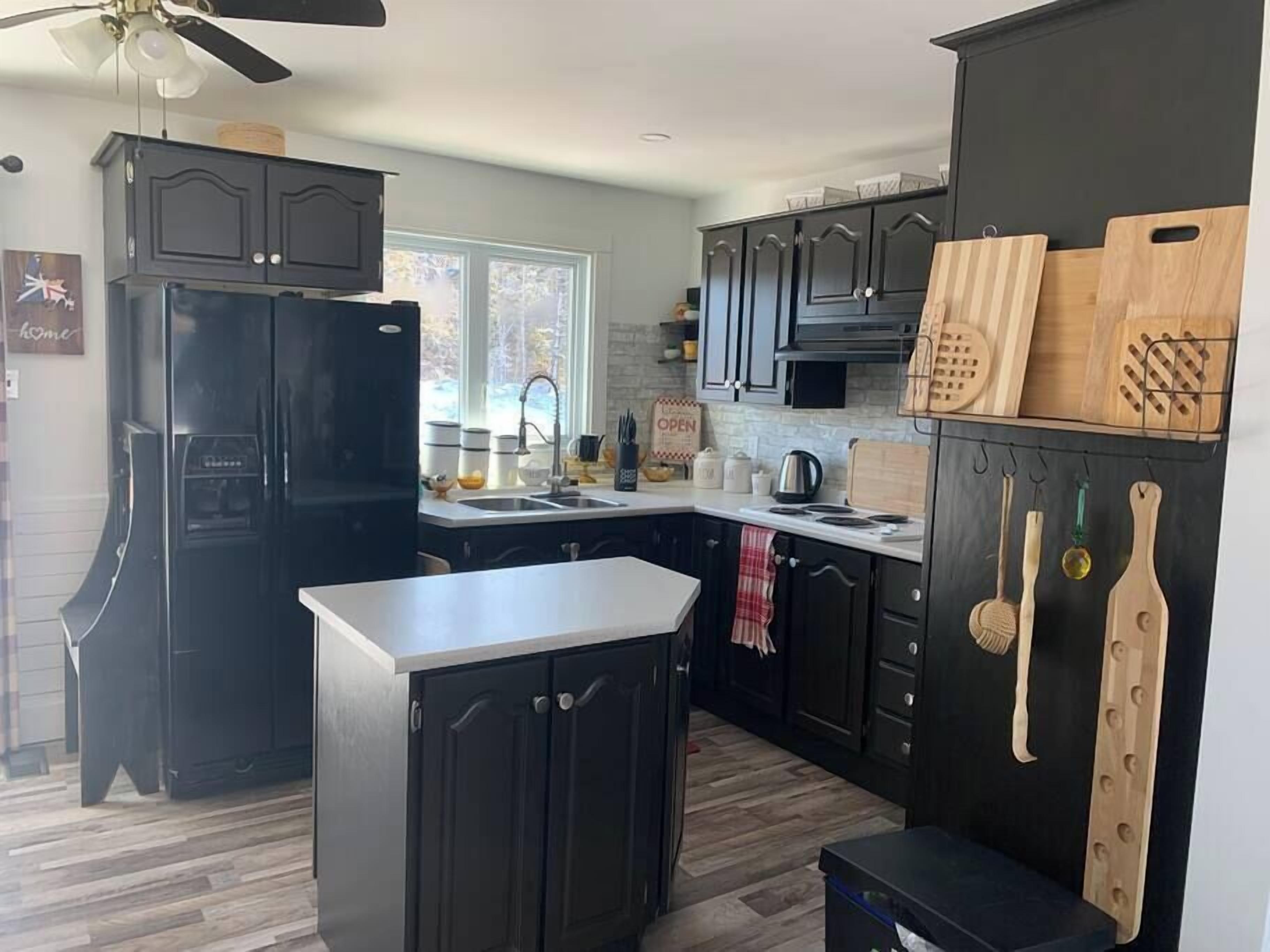 Fridge, oven, stovetop, coffee/tea maker