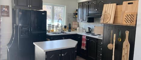 Fridge, oven, stovetop, coffee/tea maker