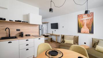 Suite Standard | Area soggiorno | Smart TV 43 pollici con canali via cavo, TV