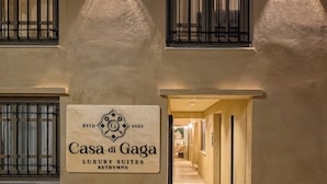 Entrada de um edifício com uma placa que diz 'Casa di Gaga Luxury Suites Retirment'.