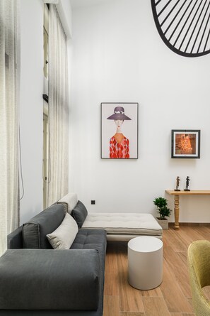 Superior Suite - Split Level | Oppholdsområde | En 43-tommers smart-TV med kabel-kanaler samt TV