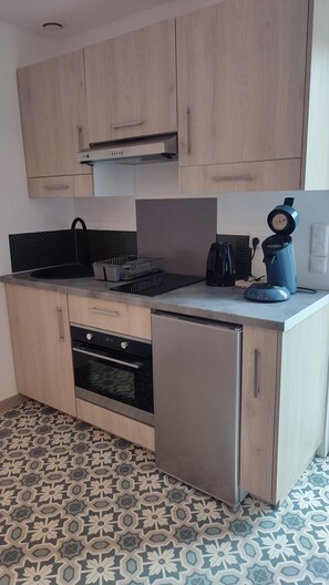 Frigorífico, microondas, horno y placa de cocina