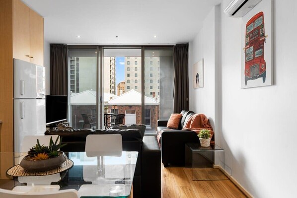 TV - The heart of the CBD - 2BR Modern Apt Wi-Fi (Adelaide)