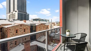Outdoor dining - The heart of the CBD - 2BR Modern Apt Wi-Fi (Adelaide)