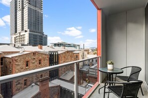 Outdoor dining - The heart of the CBD - 2BR Modern Apt Wi-Fi (Adelaide)