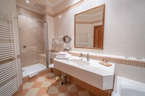 Deluxe Double Room, 1 Bedroom, Terrace, Ground Floor | Bilik Mandi | Pancuran mandi, kelengkapan dandanan diri percuma, pengering rambut 