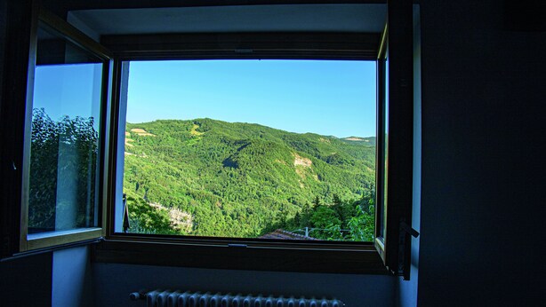 A window with a view of a forested mountain. - Agriturismo Il regno del marrone (Castel del Rio)