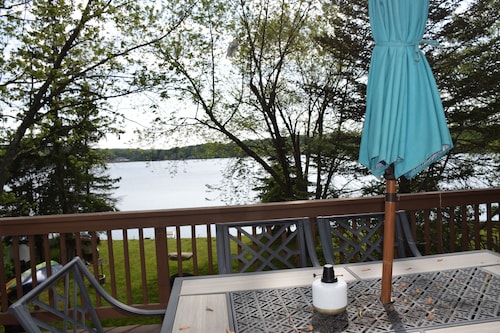 Beautiful Large Waterfront Chalet, 4 BR, 3 1/2  bath in Arrowhead Lake, Poconos.