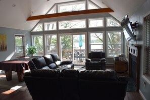 Smart-tv, een open haard, tafelvoetbal en een tafeltennistafel