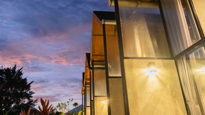 Un edificio moderno con amplios ventanales y techo plano.