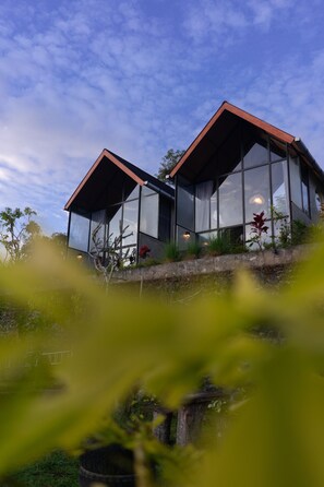 Una casa moderna con ventanas amplias y techo inclinado.