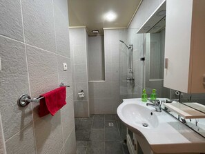 Shower, hair dryer, towels, soap - Vue sur mer et Convivialité (Ain Benian)