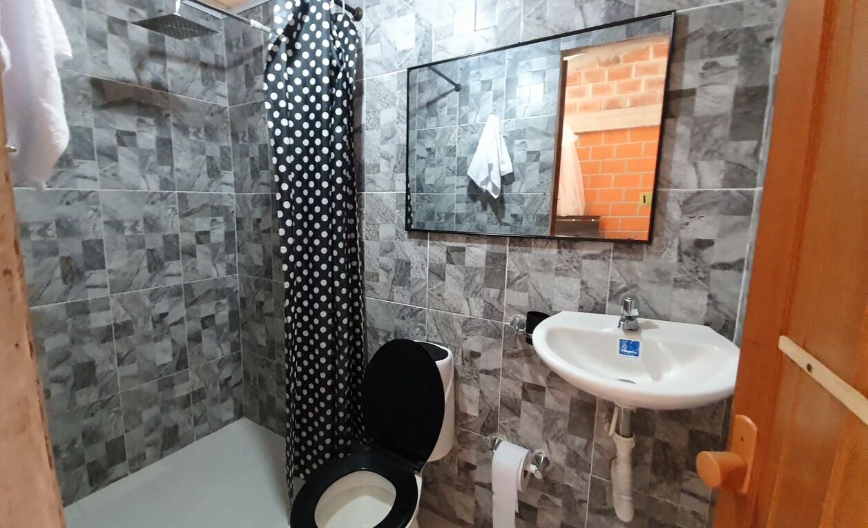 Family Room | Bilik Mandi | Pancuran mandi, kelengkapan dandanan diri percuma, tuala disediakan 