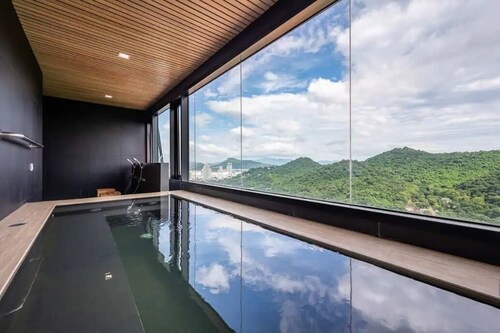 Cozy Condo With Stunning Seaview