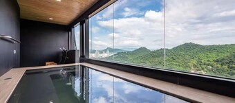 Cozy Condo With Stunning Seaview