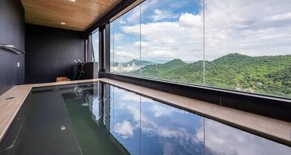 Cozy Condo With Stunning Seaview