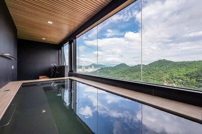 Cozy Condo With Stunning Seaview