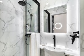 Monolocale Economy | Bagno | Doccia, soffione a pioggia, asciugacapelli, asciugamani