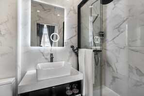 Superior tweepersoonskamer, uitzicht op de stad | Badkamer | Een douche, een regendouche, een haardroger, handdoeken