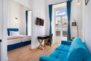 Chambre Double Supérieure, vue ville | Coin séjour | Télévision à écran plat de 32 pouces avec chaînes par câble, télévision