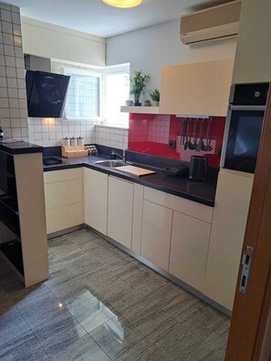 Fridge, oven, stovetop, dishwasher