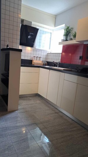 Refrigerador, horno, placa de cocina, lavavajillas