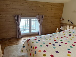 2 habitaciones, tabla de planchar con plancha, cuna de viaje y wifi 