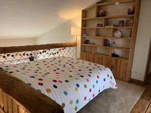 2 chambres, fer et planche à repasser, lit de bébé portatif, Wi-Fi
