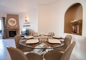 Dining - 102 Hibiscus Monte Dourado (Carvoeiro)