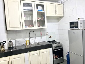 Private kitchen - Charmant, Appartement de 2 Pièces Situé à Angre (Abidjan)