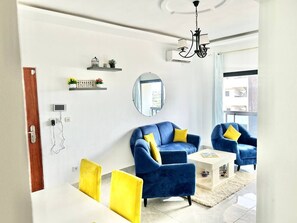 Living area - Charmant, Appartement de 2 Pièces Situé à Angre (Abidjan)