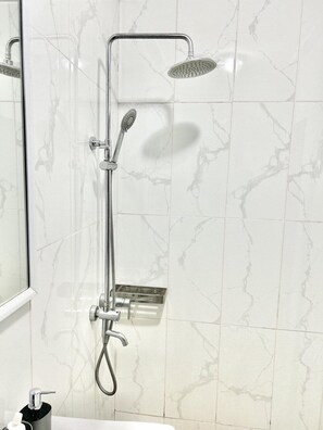 Shower, towels, toilet paper - Charmant, Appartement de 2 Pièces Situé à Angre (Abidjan)