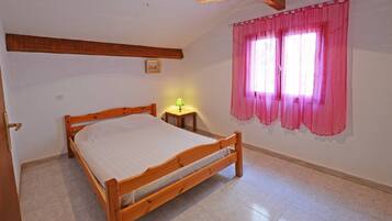 4 bedrooms, iron/ironing board, WiFi