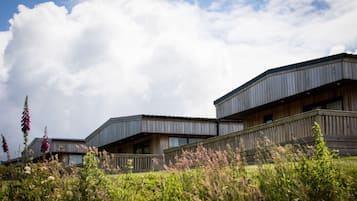 Cabin (Lakeside Lodge) | Individually furnished, bed sheets