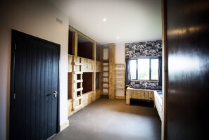 Ameublement personnalisé, draps fournis