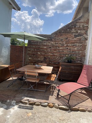 Outdoor dining - Gîte Familial « Le Rivallier » Près des Bords de Lallier (Joze)
