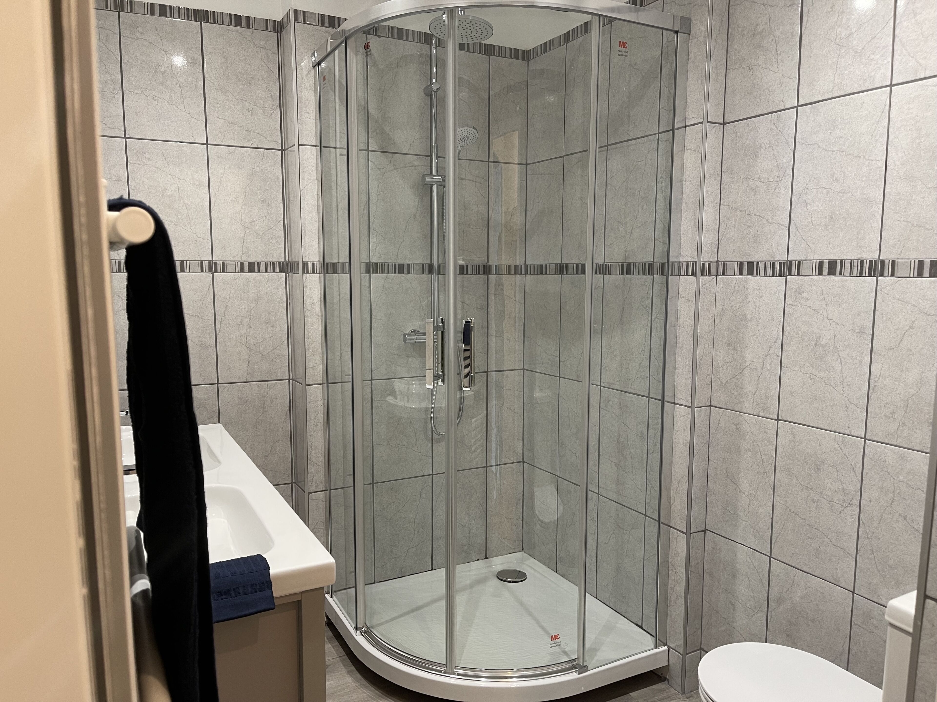 Dusj, hårføner, håndklær og såpe