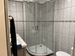 Douche, sèche-cheveux, serviettes fournies, savon