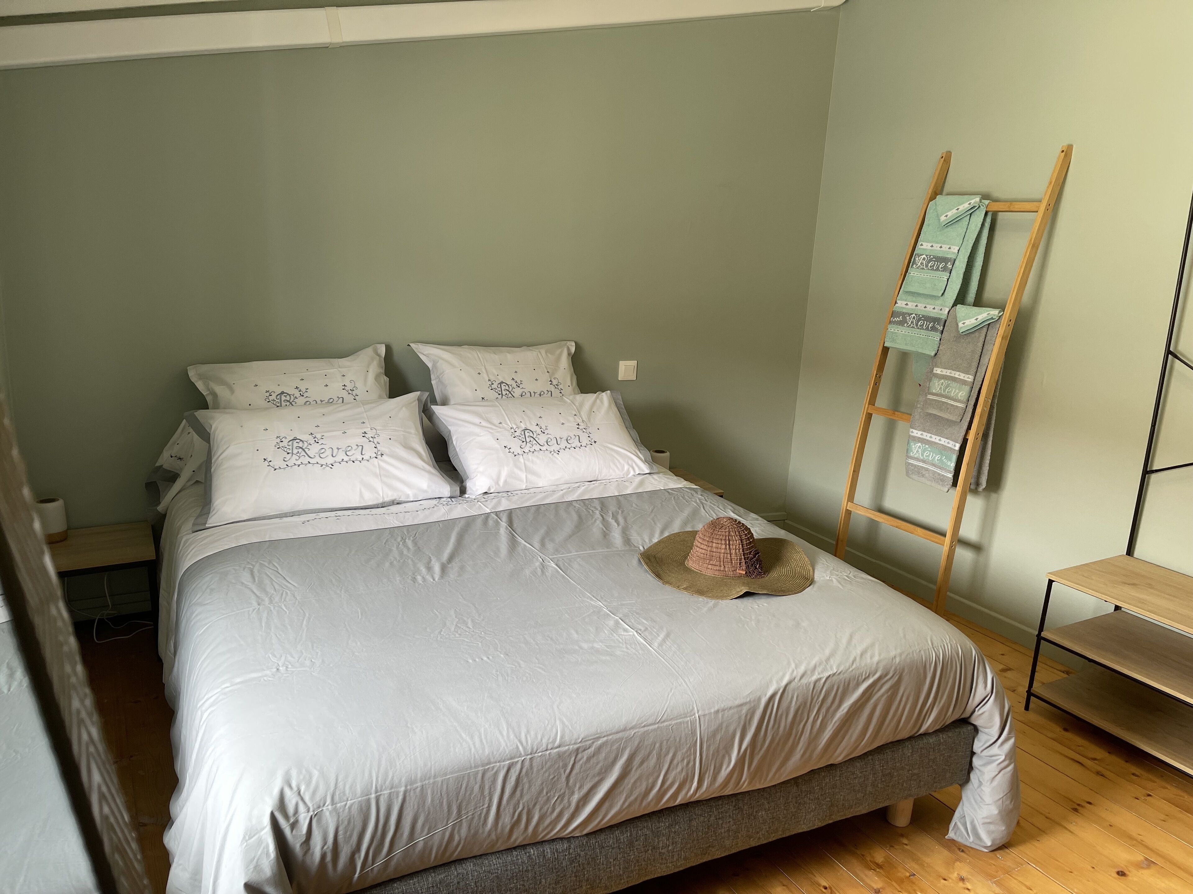 3 habitaciones, tabla de planchar con plancha, wifi y ropa de cama 