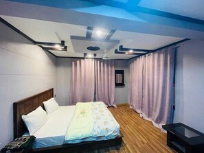 Tabla de planchar con plancha, wifi gratis y ropa de cama