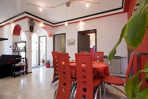Apartamento família | Escrivaninha, Wi-Fi de cortesia, roupa de cama