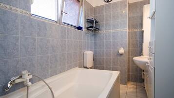 Căn hộ Tiêu chuẩn | Phòng tắm | Buồng tắm vòi sen, đồ dùng nhà tắm miễn phí, máy sấy tóc, khăn tắm